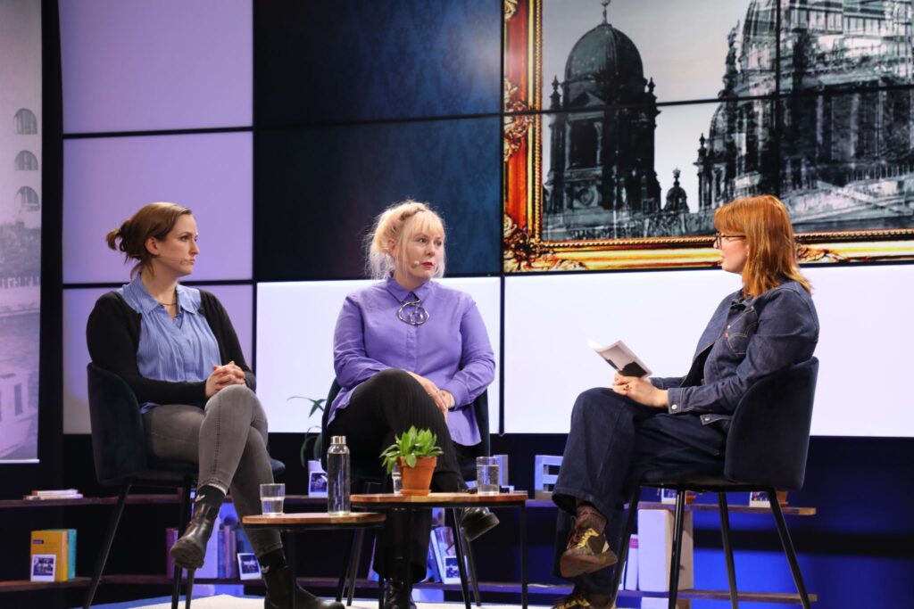 Die Leiterin des Projekts BetterPost der Neuen deutschen Medienmacher*innen, Jutta Brennauer, und Judith Strieder von HateAid zu Gast bei ALEX Berlin!